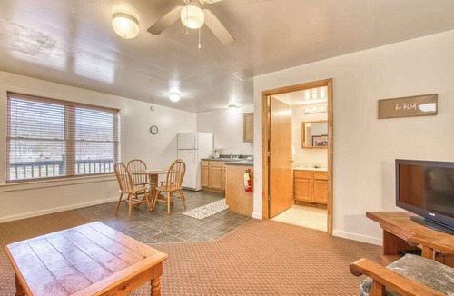 Waynesville Condo | Dog-friendly condo with on-site golf and lakeside pool - 500 ft. from the lake