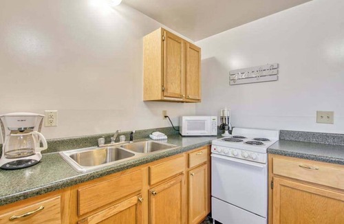 Waynesville Condo | Dog-friendly condo with on-site golf and lakeside pool - 500 ft. from the lake
