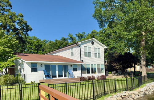 Hollands Landing House | Dog Friendly Lake House w/Fenced Yard + Views
