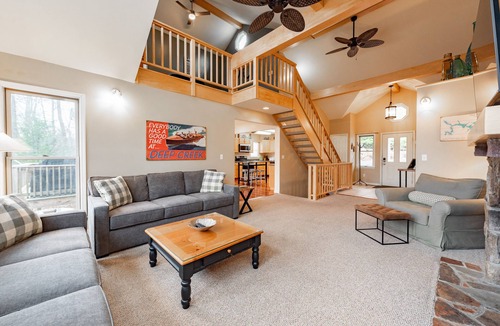McHenry House | Dog Friendly Lakeside Luxury Minutes from the Slopes w/Hot Tub