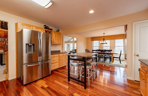 McHenry House | Dog Friendly Lakeside Luxury Minutes from the Slopes w/Hot Tub