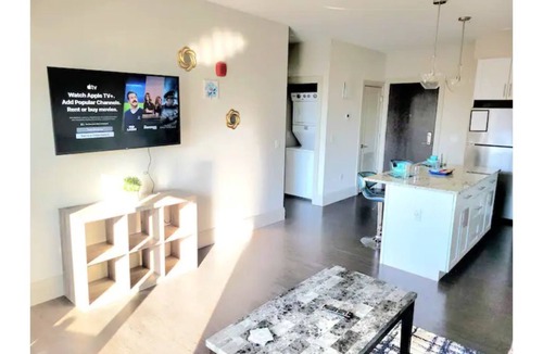Clayton-Tamm Apartment | Dogtown Eats-Forest Park Walks-King Bed Rest (510)