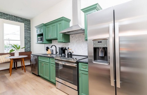 Butchertown Apartment | Double Pour @Tartan House - 2 Suites in 1 Sleep 10