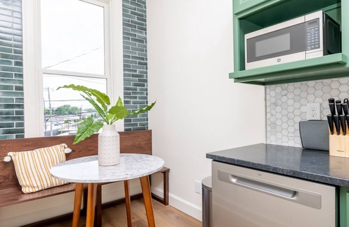 Butchertown Apartment | Double Pour @Tartan House - 2 Suites in 1 Sleep 10