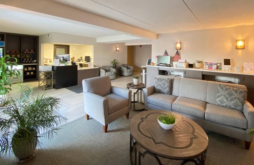 Marquette House | Double Queen Rm NEW Boutique Hotel-Steps to NMU-Next to Superior Dome -Free Wifi