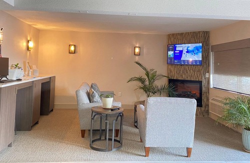 Marquette House | Double Queen Rm NEW Boutique Hotel-Steps to NMU-Next to Superior Dome -Free Wifi
