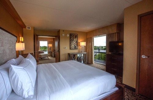 Bay City Hotel | DoubleTree by Hilton Bay City - Riverfront