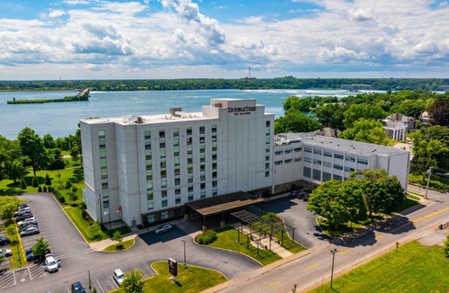 Downtown Niagara Falls Hotel | DoubleTree by Hilton Hotel Niagara Falls New York