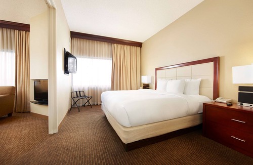 Sharonville Hotel | DoubleTree Suites by Hilton Hotel Cincinnati - Blue Ash