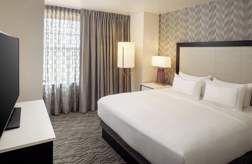 Downtown Detroit Hotel | DoubleTree Suites by Hilton Hotel Detroit Downtown - Fort Shelby