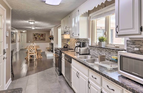 Douglasville House | Douglasville Retreat w/ Deck, Dogs Welcome!