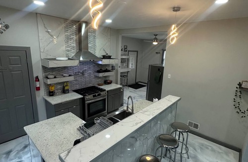 Woodbridge House | Downtown 5 minutes - Adults-Only Luxury Getaway with Hot Tub- NO PARTIES!