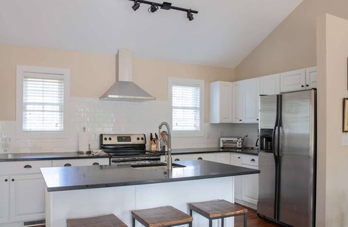 Ridge St. Apartment | Downtown Carriage House | 1 BR close to Downtown