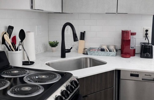 Midtown Apartment | Downtown Detroit 1bd Apt Wlk- DMC, Wayne State, Ford Field, Comerica Prk, Arena