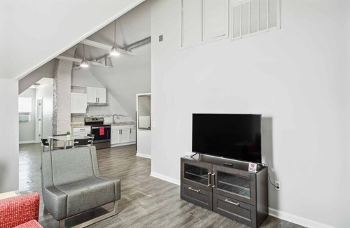 Mexicantown - Southwest Detroit House | Downtown Detroit 2BR | King, WiFi, Parking