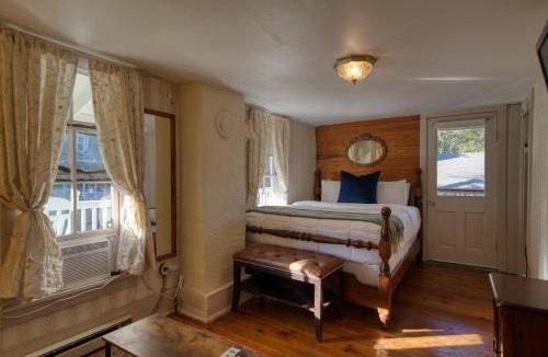 Eureka Springs Historic District House | Downtown Four Poster Piedmont