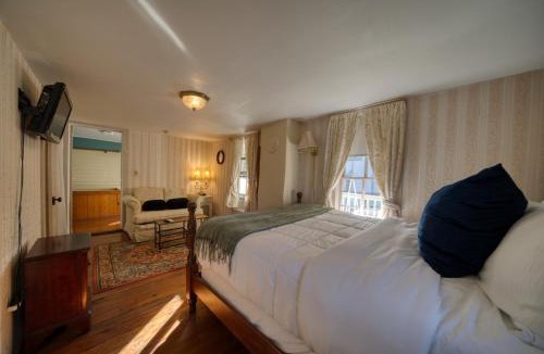 Eureka Springs Historic District House | Downtown Four Poster Piedmont