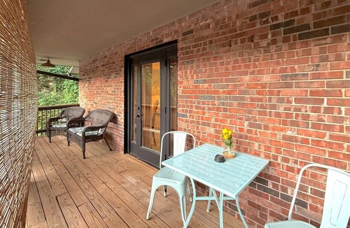 Eureka Springs Historic District Condo | Downtown+FreePark+Wifi Main St. Ste 201