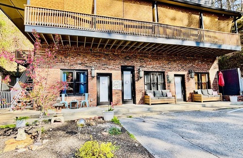 Eureka Springs Historic District Condo | Downtown+FreePark+Wifi Main St. Ste 201