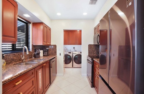 Downtown Hollywood House | Downtown HWD Golf Retreat | Backyard + Near Beach