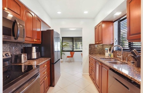 Downtown Hollywood House | Downtown HWD Golf Retreat | Backyard + Near Beach