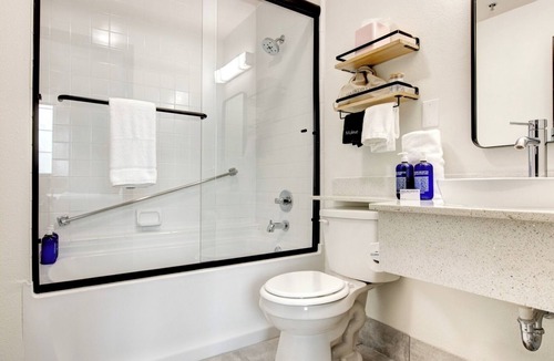 Lexington Hotel | Downtown Lexington Retreat, Relaxing Room w/Upscale Furnishings