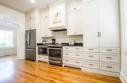 Bardstown House | Downtown, Luxury Rock‘n Roll/Bourbon vibe, Historic Home, indoor sauna, 3 kings