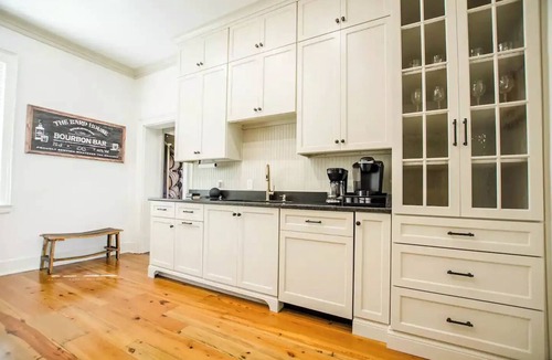 Bardstown House | Downtown, Luxury Rock‘n Roll/Bourbon vibe, Historic Home, indoor sauna, 3 kings