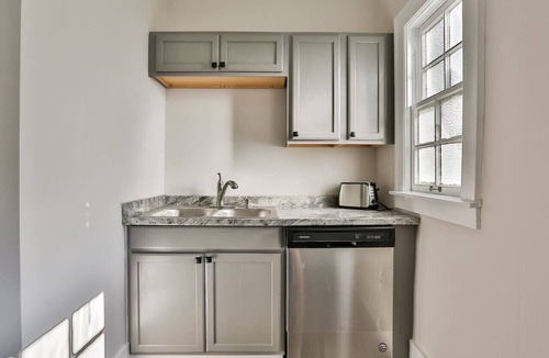 Shelbyville Apartment | Downtown Main Street One-Bedroom Suite w/Hi-Speed Wifi