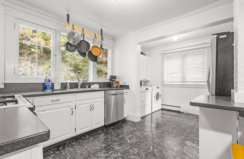 Harbor Springs House | DOWNTOWN Pet Friendly - Third Street! SKI, DINE, SWIM, SHOP!