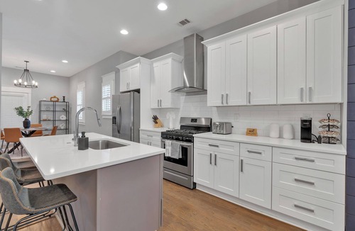 West End House | Downtown Private House 3 BR 2 BA, King & Queen Beds, Large Yard & Pet Friendly