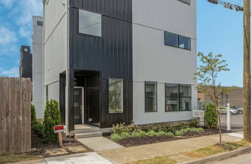 Nashville House | Downtown Views - Rooftop Patio/Hot Tub and EV Charging Station 4 BED/3 BATH