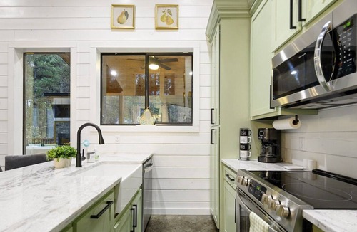 Pickens Cabin | Dream Patio/ Hot Tub/ Modern - Moonlight Sonata