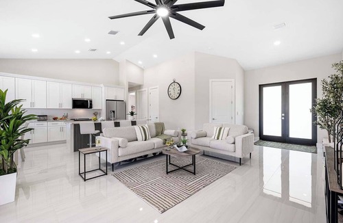 Diplomat House | Dream View - Freshwater Canal Home with Outdoor Bar