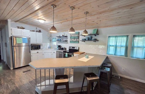 Lost Bridge Village House | Drift Away- 2-bedroom Lakefront house with Easy walk to Lake