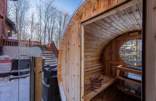 Davis House | Driftland Cabin sauna, hot tub, pizza oven