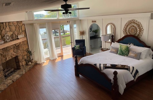 New London House | Driftwood Lake House- cozy , quiet cove!