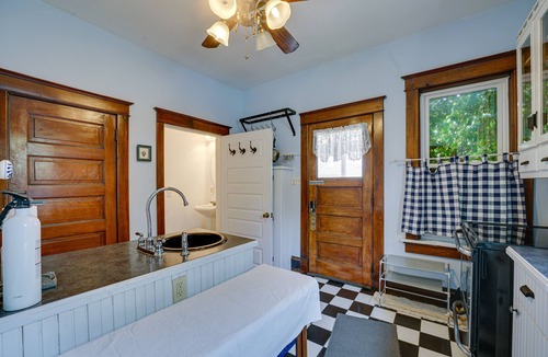 Manistee House | Dtwn Victorian Home - 1 Mi to Lake Michigan Beach!