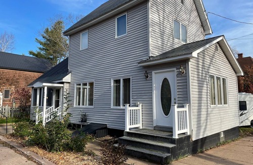 Lake Linden House | "Du-topia 2" - Entire home centrally located in Lake Linden.