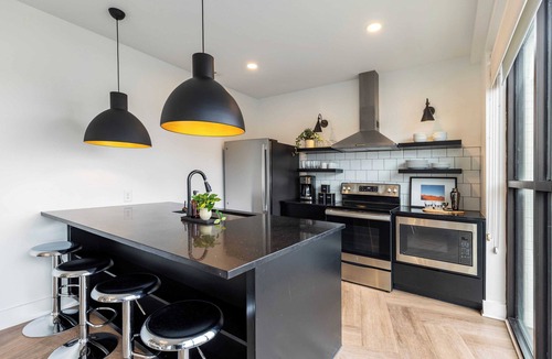 Historic Edgefield Cottage | Dual Bachelor Pads w/ Rooftop Lounge & Games Sleeps 26 5 Min to Broadway