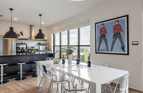 Historic Edgefield Cottage | Dual Bachelor Pads w/ Rooftop Lounge & Games Sleeps 26 5 Min to Broadway