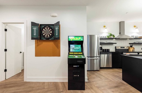 Historic Edgefield Cottage | Dual Bachelor Pads w/ Rooftop Lounge & Games Sleeps 26 5 Min to Broadway