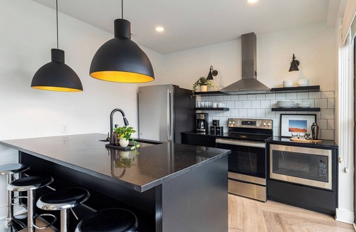Historic Edgefield Cottage | Dual Bachelor Pads w/ Rooftop Lounge & Games Sleeps 26 5 Min to Broadway
