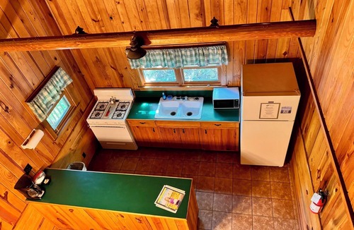 Hot Springs Cabin | E-HOT SPRINGS MYSTIQUE-Vintage Style Lakefront Cabin-Swim-Fish-Dock-Pet Friendly