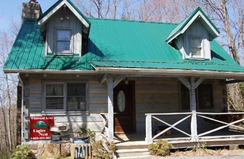 Cosby Cabin | Eagle's Nest - 2 Bedrooms, 2 Baths, Sleeps 6 by RedAwning