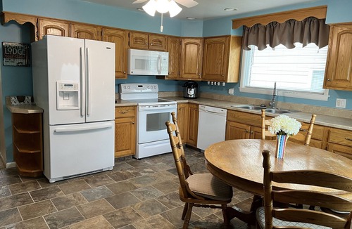 Gladstone Cottage | "Eagle's Retreat" Vacation Cottage With Gorgeous Park And Lake Views