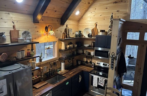 Rogers Cabin | EagleRock Retreat- Pet Friendly, Hot Tub, Firepit, WiFi