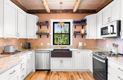 Dandridge House | Eagles Nest | 5Bdrm Lakefront Luxury Retreat with Hot Tub & Mountain Views