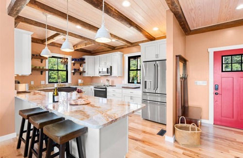 Dandridge House | Eagles Nest | 5Bdrm Lakefront Luxury Retreat with Hot Tub & Mountain Views