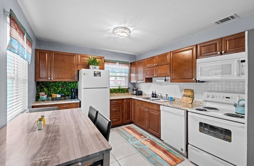 Riviera Beach Apartment | East by Singer and Peanut Island Beaches~Traveler's Delight